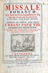 MISSALE // ROMANUM // EX DECRETO SACROSANCTI // CONCILII TRIDENTINI RESTITUTUM, // S. PII PONT. MAX. JESSU EDITUM, // ET // CLEMENTIS VIII. PRIMUM, NUNC DENUO // URBANI PAPAE VIII. // AUCTORITATE RECOGNITUM // ... // (Gravura decorativa)